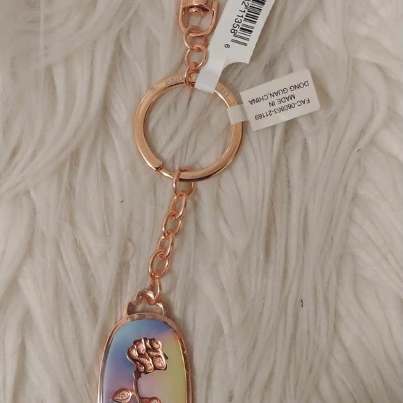 💖FIRM! NWT DISNEY PARKS BEAUTY AND THE BEAST BELLE ENCHANTED ROSE BAG CHARM/KEY - Picture 4 of 7